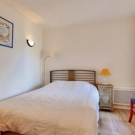 150m De La - Piscine Communautaire