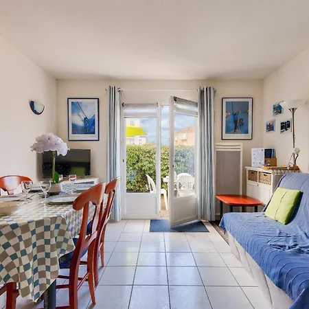 150m De La - Piscine Communautaire