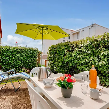 150m De La - Piscine Communautaire *