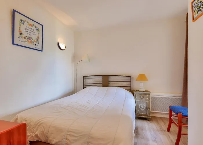 150m De La - Piscine Communautaire